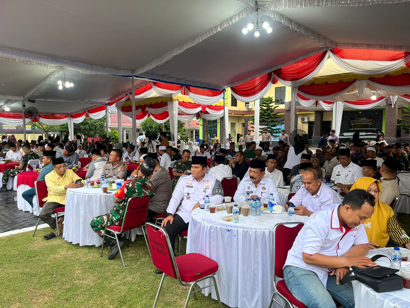 Ka,KPLP, Ziko dan Kasubbag Tata Usaha (TU) hadiri undangan Kapolres Batubara berbuka puasa bersama di Lapangan Moko Polres Batubara.beritadore/alirsyah