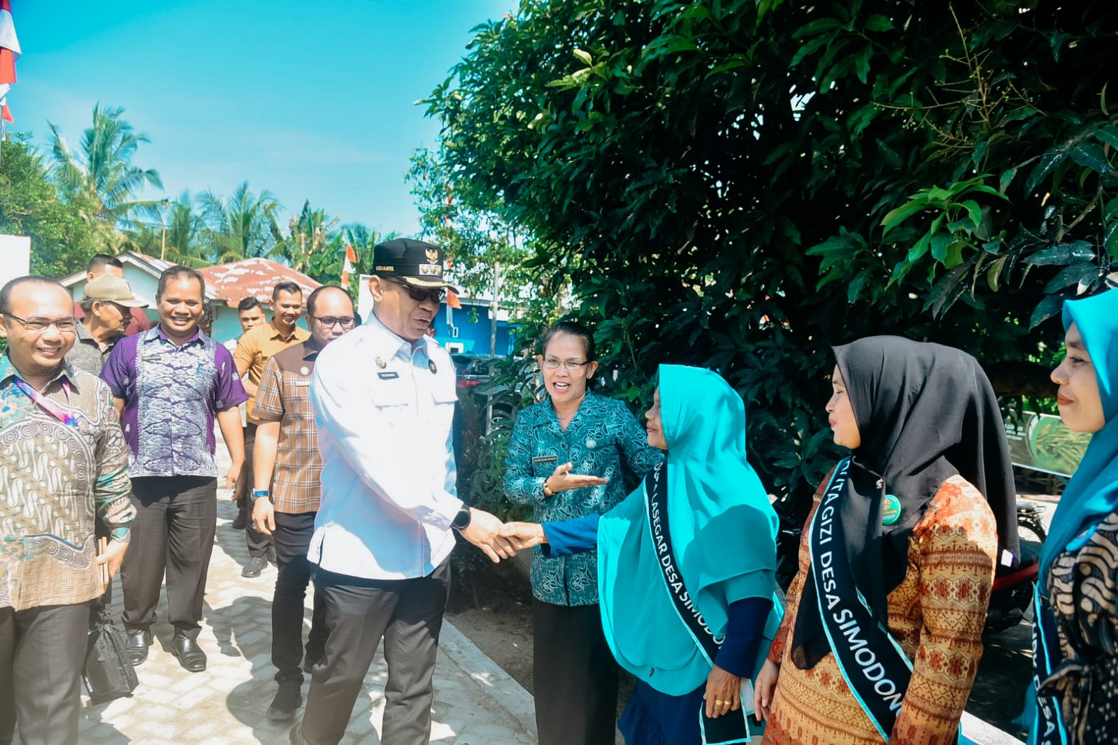 Pj Bupati Batubara Nizhamul SE,MM didampingi Dirut RSUD Batu Bara dr.Wahyu, Kadis Kesehatan P2KB dr.Deni, Camat Sei Suka disambut Ibu-Ibu yang turut mensukseskan bulan bakti timbang Balita di Posyandu Desa Simodong Kecamatan Sei Suka Kamis (28/03/2024).beritasore/alirsyah