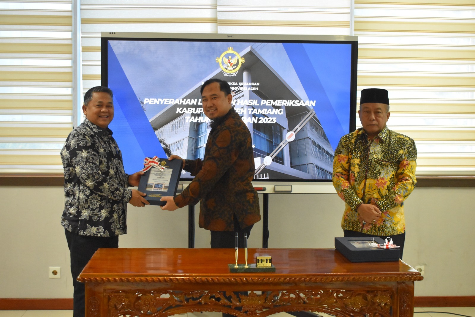 Teks foto : Penjabat (Pj) Bupati Aceh Tamiang, Drs. Asra saat menerima penyerahan laporan hasil pemeriksaan atas LKPD Aceh Tamiang TA 2023 . dengan opini Wajar Tanpa Pengecualian (WTP) yang ke 10 dari Badan Pemeriksa Keuangan (BPK) RI perwakilan Aceh, di Banda Aceh, Kamis (28/3/2024).