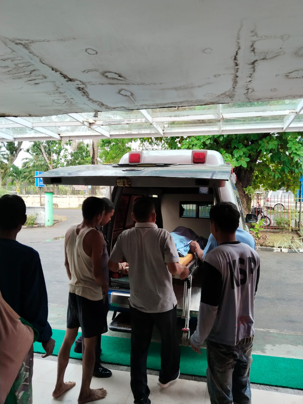 Teks Foto/Beritasore/ist  Mayat korban tenggelam saat dievakuasi di RS Pertamina P.Brandan, Jumat (29/3).