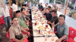 Teks foto : Anggota, pengurus dan pengawas Koperasi Berkah Wartawan Indonesia, melakukan Buka Puasa Bersama (Bukber) yang berlangsung di GK Kafe, Kecamatan Kota Kualasimpang, Aceh Tamiang, Jumat (29/3).