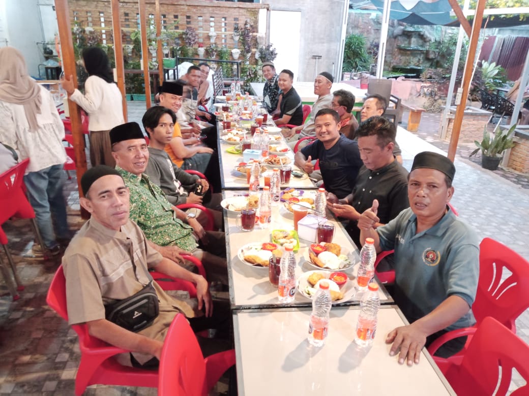 Teks foto : Anggota, pengurus dan pengawas Koperasi Berkah Wartawan Indonesia, melakukan Buka Puasa Bersama (Bukber) yang berlangsung di GK Kafe, Kecamatan Kota Kualasimpang, Aceh Tamiang, Jumat (29/3).
