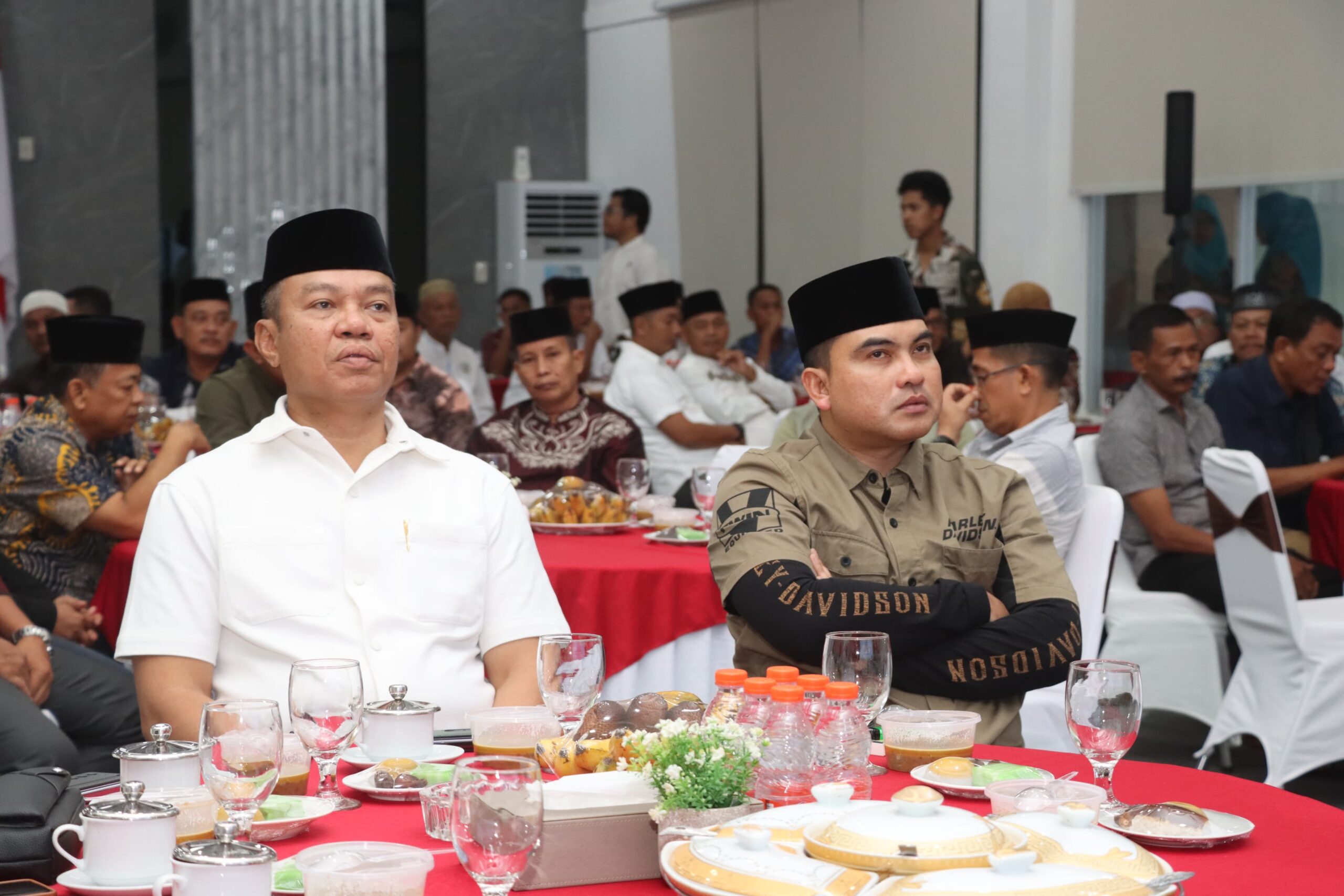 Pejabat (Pj) Bupati Kabupaten Batu Bara Nizhamul S.E., M.M, Kapolres Batu Bara AKBP Taufiq Hidayat Thayeb S.I.K M.H bersama sejumlah Pejabat Batu Bara menggelar acara Berbuka Puasa bersama di Aula Rumah Dinas Bupati Komplek Perumahan Tanjung Gading Kecamatan Sei Suka Jum'at (29/3-2024).beritasore/alirsyah