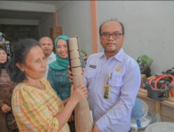 Pj Wali Kota Padangsidimpuan Serahkan Bantuan Mesin Peralatan Tenun Kepada Masyarakat