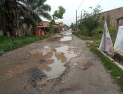 Jalan Kecamatan Air Joman Rusak Parah