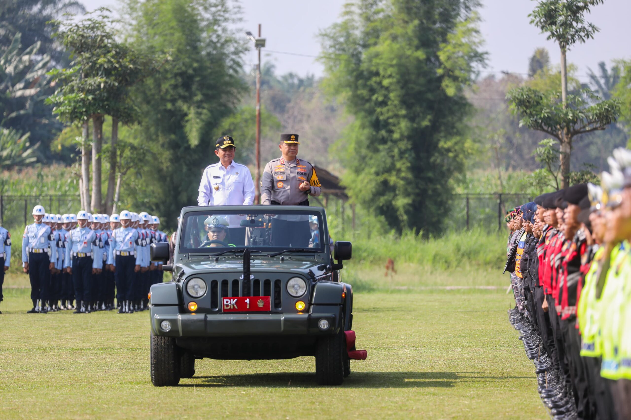 Teks foto:Kapolda Sumut Irjen PolnAgungbSetya Imam Effendi dan Pj Gubernur Sumut Hasunnudin, apel gelar pasukan di.lapangan Bola.Mapoldasu, Rabu, 3 April 2024.(Beritasore-Azwen)