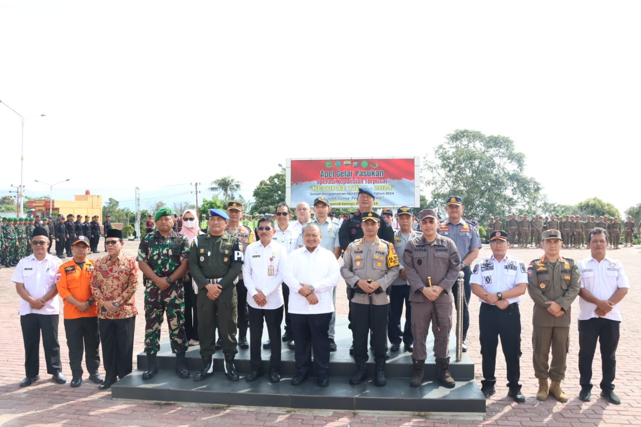 Berita Sore/Birong RT Teks poto: Bupati Tapsel Dolly Pasaribu saat menghadiri apel gelar pasukan Operasi Kepolisian Terpusat Ketupat Toba 2024 di lapangan Mapolres Tapsel, Sipirok, Rabu (3/4/2024).