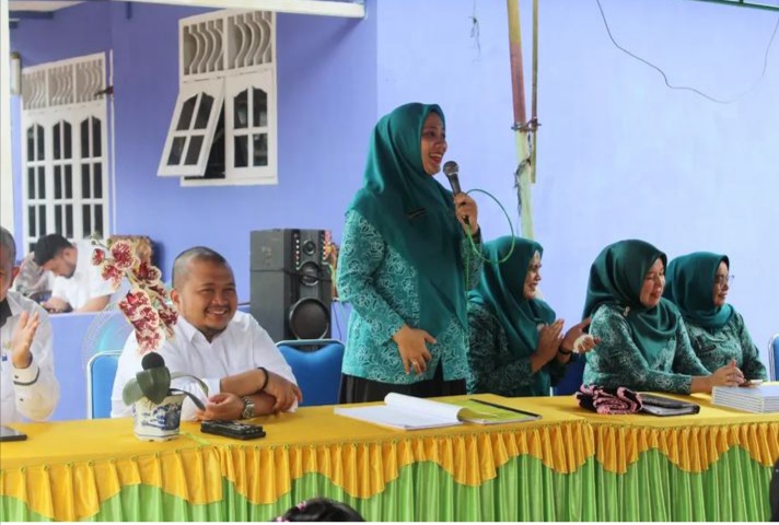 Berita Sore/Birong RT Teks poto: Bupati Tapanuli Selatan Dolly Pasaribu didampingi Ketua TP PKK Tapsel Ny Rosalina Dolly Pasaribu saat meninjau desa Situmbaga Kec. Angkola Selatan, Rabu (3/4/2024).