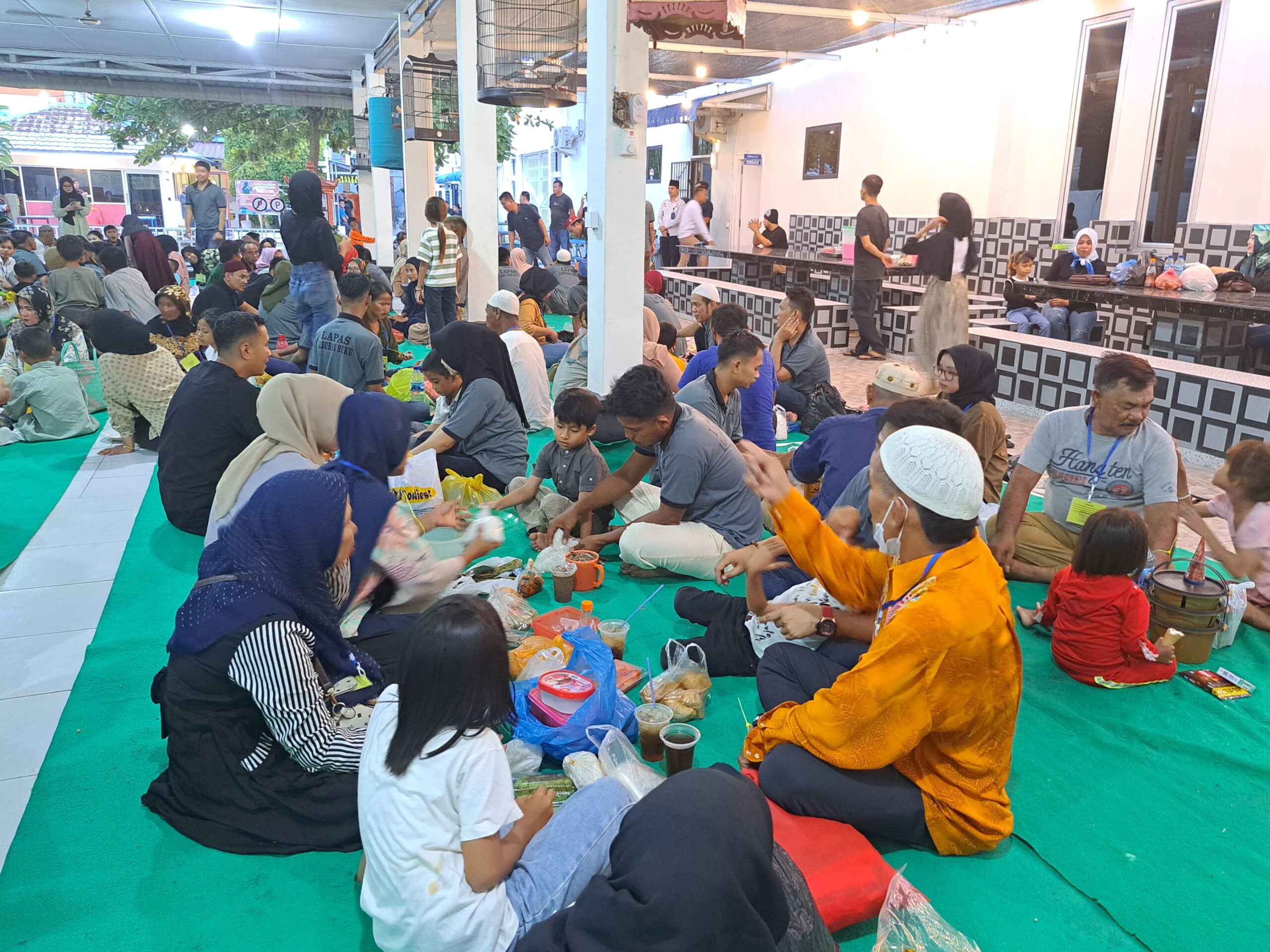 Teks fhoto Kepala Lembaga Pemasyarakatan (LP) Kelas IIA Labuhan Ruku Alexander Lisman Putra menggelar buka puasa bersama dengan Warga Binaan Pemasyarakatan (WBP) dan keluarga WBP di Aula Lapas Rabu 3/4-2024).beritasore/alirsyah