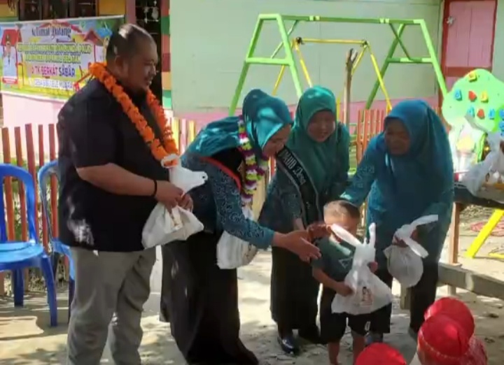 Berita Sore/Birong RT Teks poto: Bupati Tapsel Dolly Pasaribu didampingi Ketua TP PKK Tapsel Ny Rosalina Dolly Pasaribu saat menyerahkan bantuan bagi anak-anak TK Berkat Sabar di desa Sibulele Muara Kec. Batang Angkola, Kamis (4/4/2024).