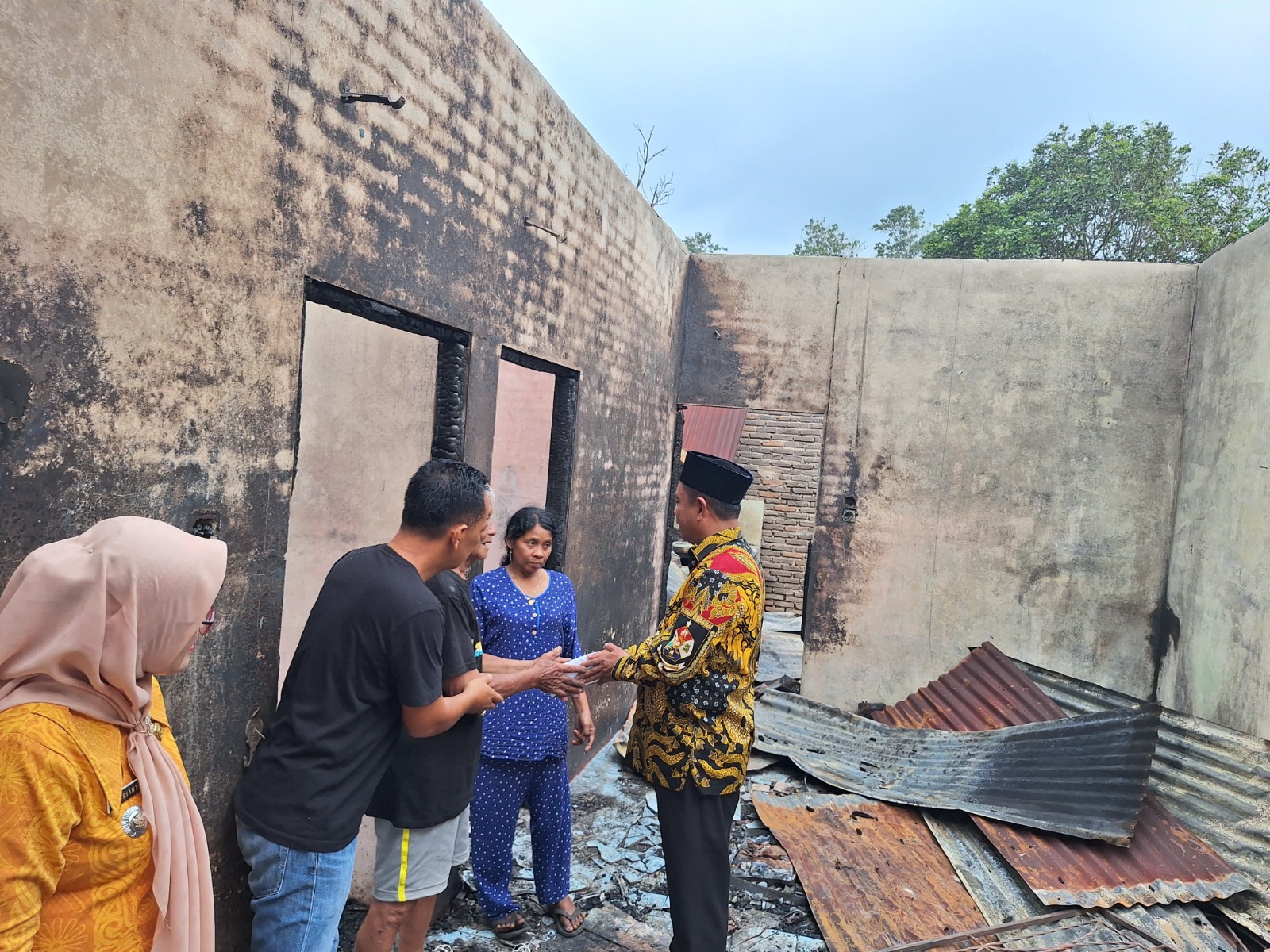 Bupati Sergai H Darma Wijaya, meninjau dan menyerahkan bantuan kepada korban kebakaran di Dusun 14 Desa Firdaus, Kecamatan Sei Rampah, Kamis, 4 April 2024.(Beritasore-Azwen)