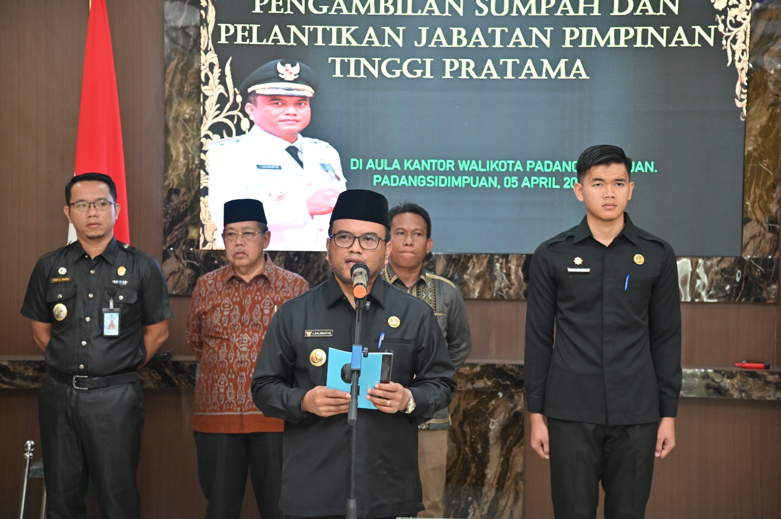 Berita Sore/Birong RT Teks poto: Pj Wali Kota Padangsidimpuan Dr. H. Letnan Dalimunthe, SKM, M.Kes saat mengambil sumpah jabatan ke lima Pejabat Tinggi Pratama (Eselon II) Pemko Padangsidimpuan di aula kantor Wali Kota Padangsidimpuan, Jumat (5/4/2024).