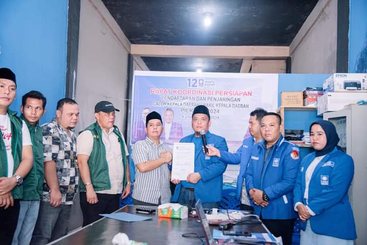 Ketua DPD PAN Palas, Sufriady Halomoan Hasibuan menerima berkas pendaftaran Putra Mahkota Alam Hasibuan, Sabtu (6/4). (Berita/Ist)