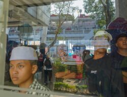 Teks Foto : Pemudik yang akan menggunakan KM.Kelud, sedang menunggu di ruang tunggu Terminal Bandar Deli, Belawan, Sumatera Utara, Sabtu (06/04/2024). KM.Kelud akan berangkat dengan tujuan Kota Batam pada hari yang sama.(M.Zulfan Dalimunthe)