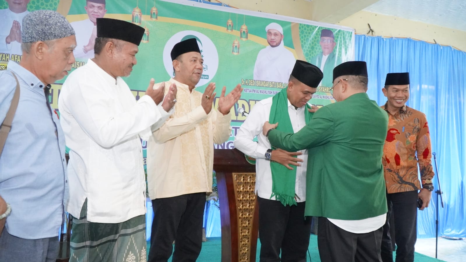 Teks Foto/Beritasore/ist  Pj Bupati Langkat H.M. Faisal Hasrimy, AP., M.AP disambut baik kedatangannya dengan penyematan syal Al Jami'yatul Washliyah  di Gedung Mabmi,  Kamis (4/4/2024).