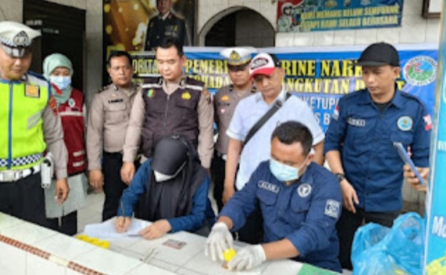 Teks fhoto Kasat Reskrim Polres Batu Bara AKP Ferry Kusnadi S,H.MM gelar Test Urine Supir Angkutan & Umum di Pos Pam III Desa Sei Bejangkar Kecamatan Sei Balai Senin (8/4-2024).beritasore/alirsyah