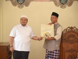 Bupati Tapsel Salurkan Zakat Mal Renovasi Masjid di Dusun Tanjung Rompa