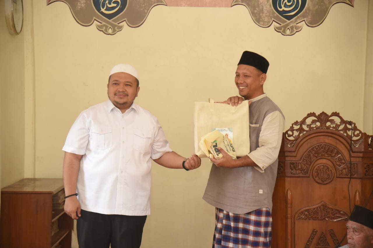 Berita Sore/Birong RT Teks poto: Bupati Tapanuli Selatan Dolly Pasaribu saat menyalurkan zakat malnya untuk renovasi Masjid Al-Ikhsan di Dusun Tanjung Rompa, Senin (8/4/2024).