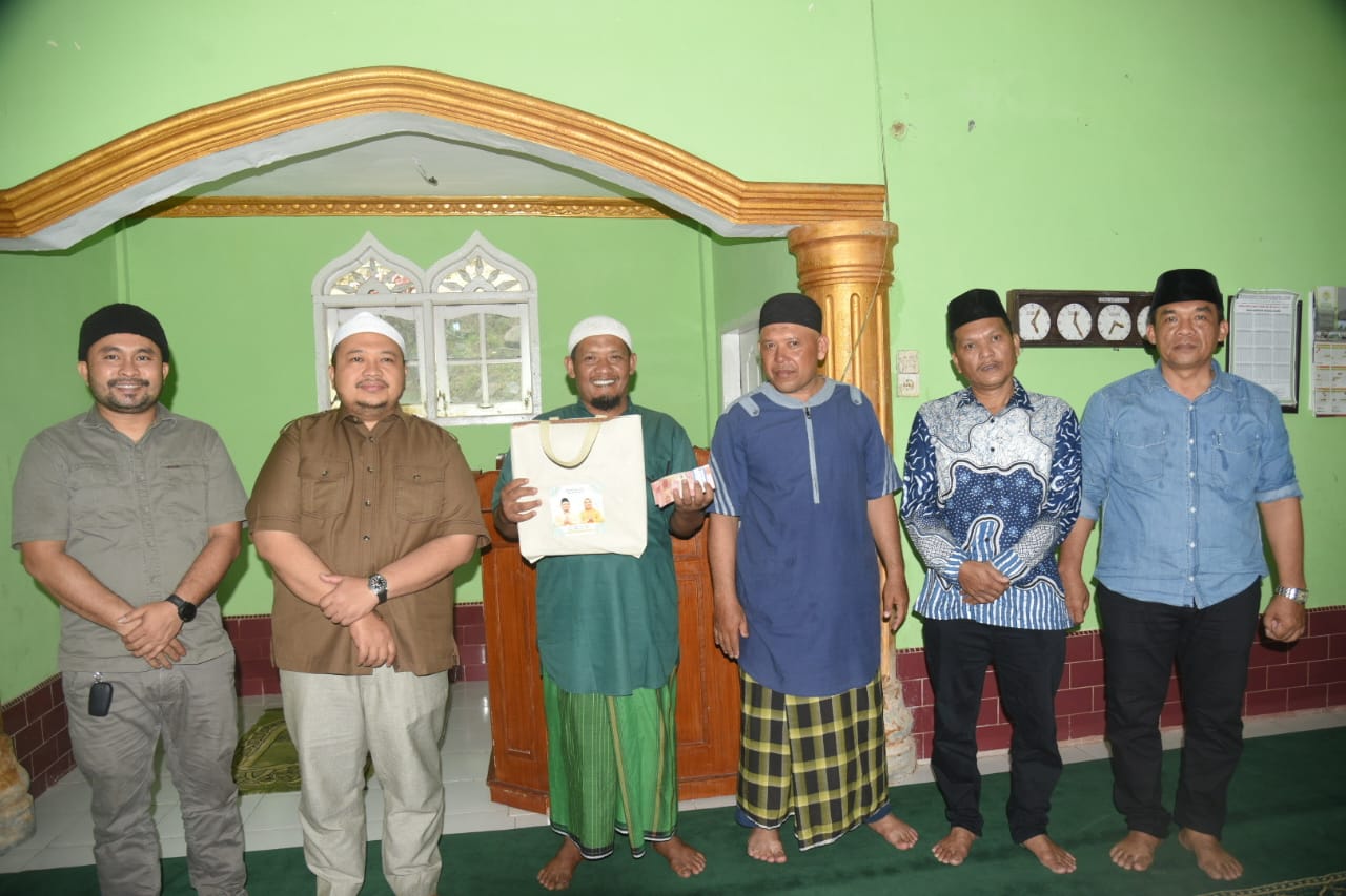 Berita Sore/Birong RT Teks poto: Bupati Tapsel Dolly Pasaribu saat menyalurkan zakat mal di Masjid Kampung Hutaimbaru desa Luat Lombang Kec. Sipirok, Selasa (9/4/2024)