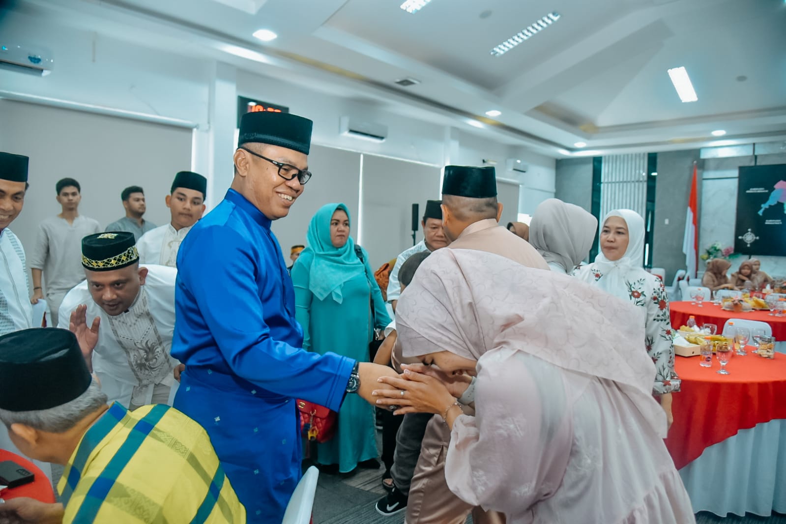 Teks fhoto: Penjabat (Pj) Bupati Batu Bara Nizhamul, S.E, M.M, menggelar Open House di Rumah Dinas Bupati Komplek Perumahan Inalum Tanjung Gading Kecamatan Sei Suka Rabu (10/4-2024).beritasore/alirsyah