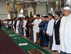 Pj. Wali Kota Langsa Sholat Idul Fitri 1 Syawal 1445 H Di Mesjid Agung Darul Fallah