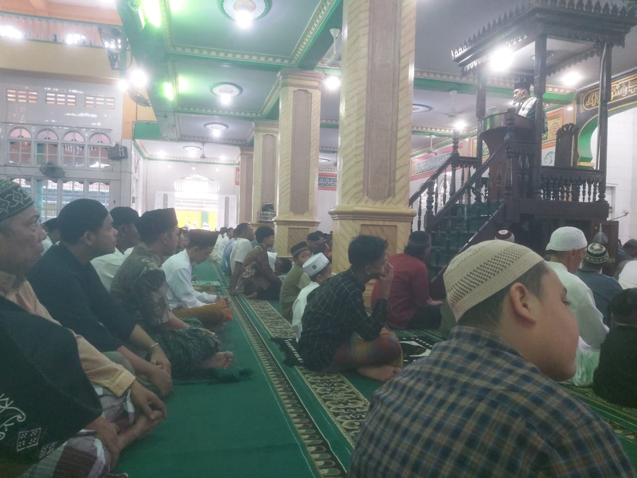 Teks Foto/Beritasore/Boy Aprizal  Ustad Hamdani Rokan SHi MA saat khutbah Idul Fitri 1445 H di Masjid Raya P.Brandan, Rabu(10/4).