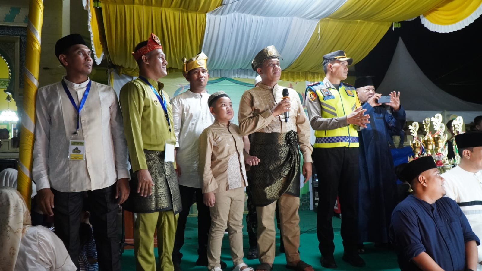 Teks Foto/Beritasore/ist  Pj Bupati Langkat H. M. Faisal Hasrimy, AP., M.,AP melepas peserta festival beduk dan gema takbir tersebut, Selasa (9/4/2024)