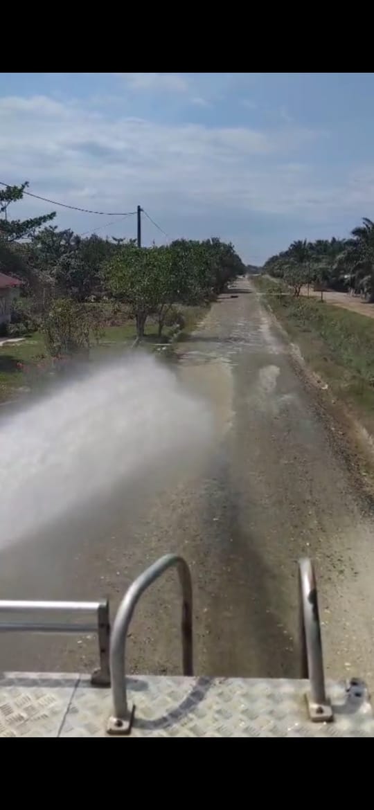 Teks Foto/Beritasore/ist  Menyirami debu jalanan yang sebelumnya jadi  keluhan masyarakat  , Kamis (11/4/2024) siang.