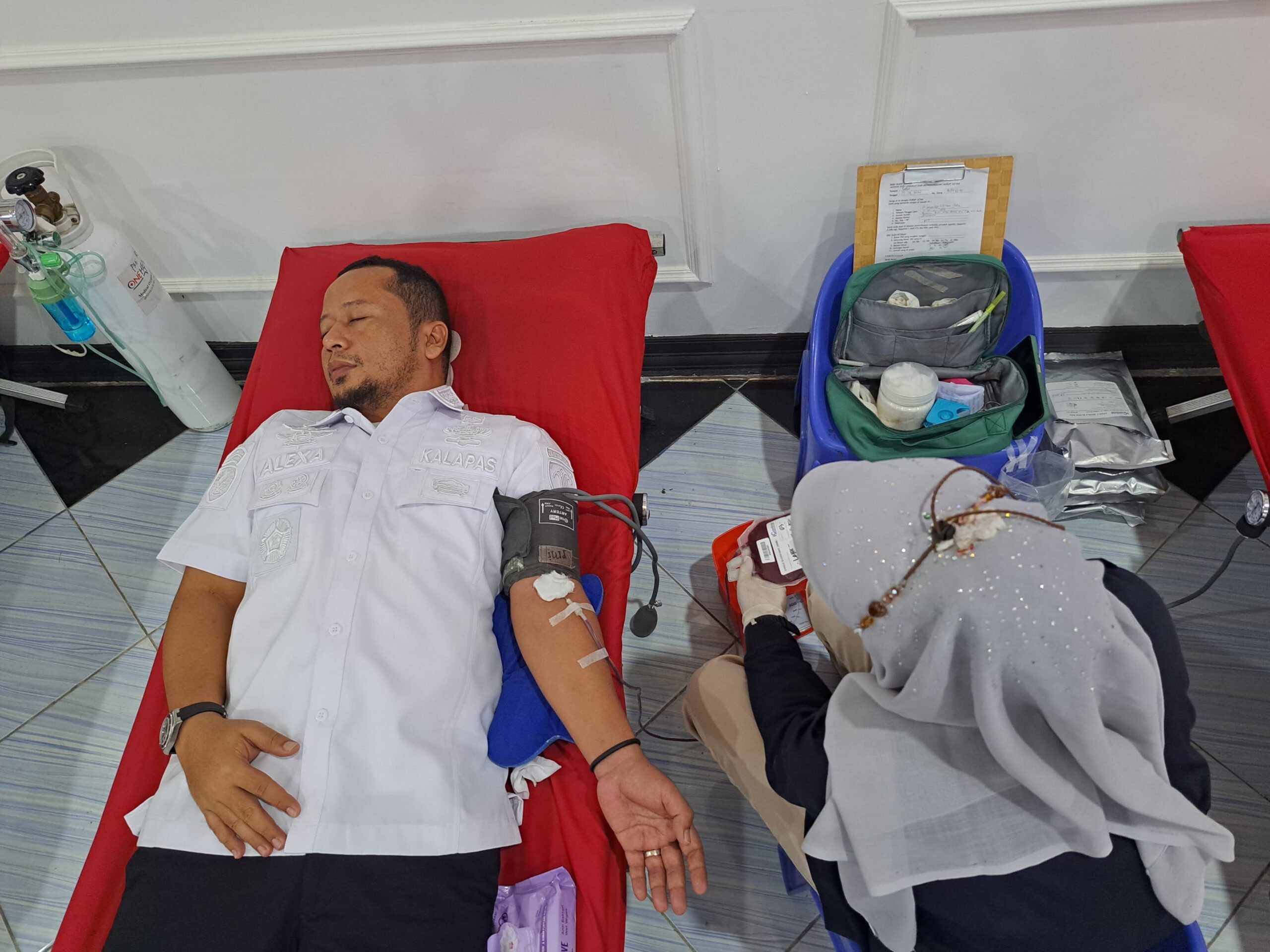 Teks fhoto: Peringati Hari Bakti Pemasyarakatan (HBP) Ke-60 Lembaga Permasyarakatan (Lapas) Kelas IIA Labuhan Ruku gelar donor darah di Aula Lapas Kelas IIA Labuhan Ruku Rabu (17/04/2024). beritasore/alirsyah