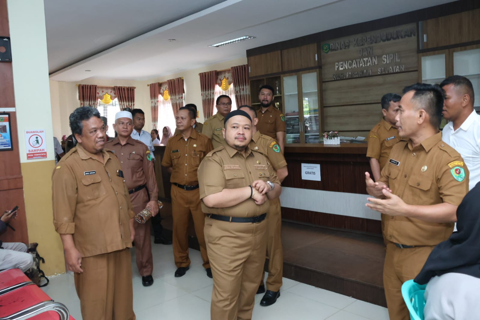 Berita Sore/Birong RT Teks poto: Bupati Tapanuli Selatan Dolly Pasaribu saat mengunjungi beberapa Kantor OPD Tapsel, Rabu (17/4/2024).