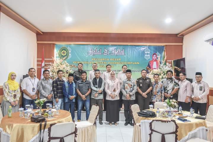 Berita Sore/Birong RT Teks poto: POTO acara Halal Bi Halal lebaran Idul Fitri keluarga besar Pengadilan Negeri (PN) Kota Padangsidimpuan, Kamis (18/04/24).