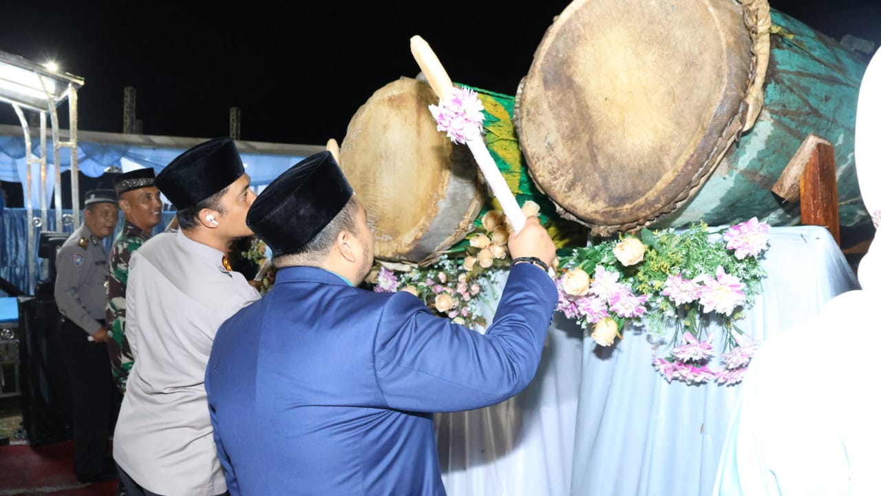 Berita Sore/Birong RT Teks poto: Bupati Tapsel Dolly Pasaribu memukul Bedug tanda dimulainya MTQ Ke-56 Tingkat Kabupaten Tapanuli Selatan di lapangan Bola Patuan Muda Parlindungan, Desa Tolang, Kec. Sipirok, Jumat (26/4/2024) malam.