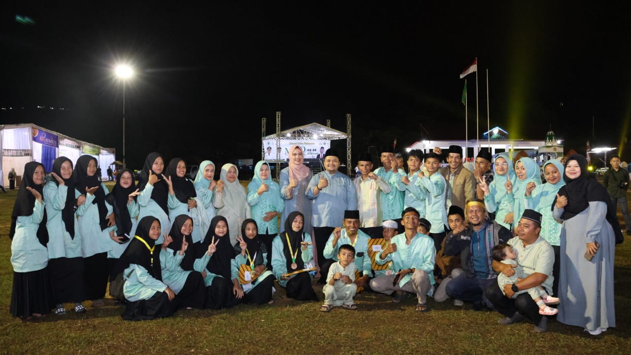 Berita Sore/Birong RT Teks poto: Bupati Tapanuli Selatan Dolly Pasaribu poto bersama ikut dalam kegiatan Musabaqah Tilawatil Qur’an (MTQ) Ke-56 Tingkat Kabupaten Tapanuli Selatan, Minggu (28/4/2024).