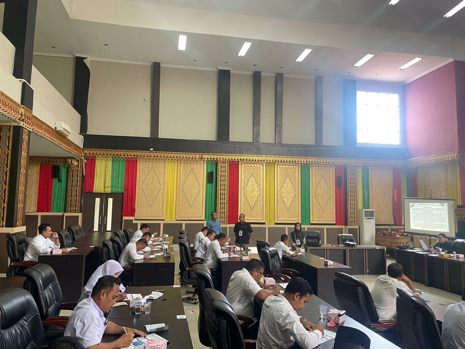 Hadir : 18 Peserta calon anggota Panwaslih Kabupaten Agara 2024, tengah serius menjalani test Asesment Psikologi Senin (29/4), langsung di awasi tim Pansel Penjaringan dan penyaringan di ruang rapat utama gedung DPRK Agara. Berita Sore/Ist.