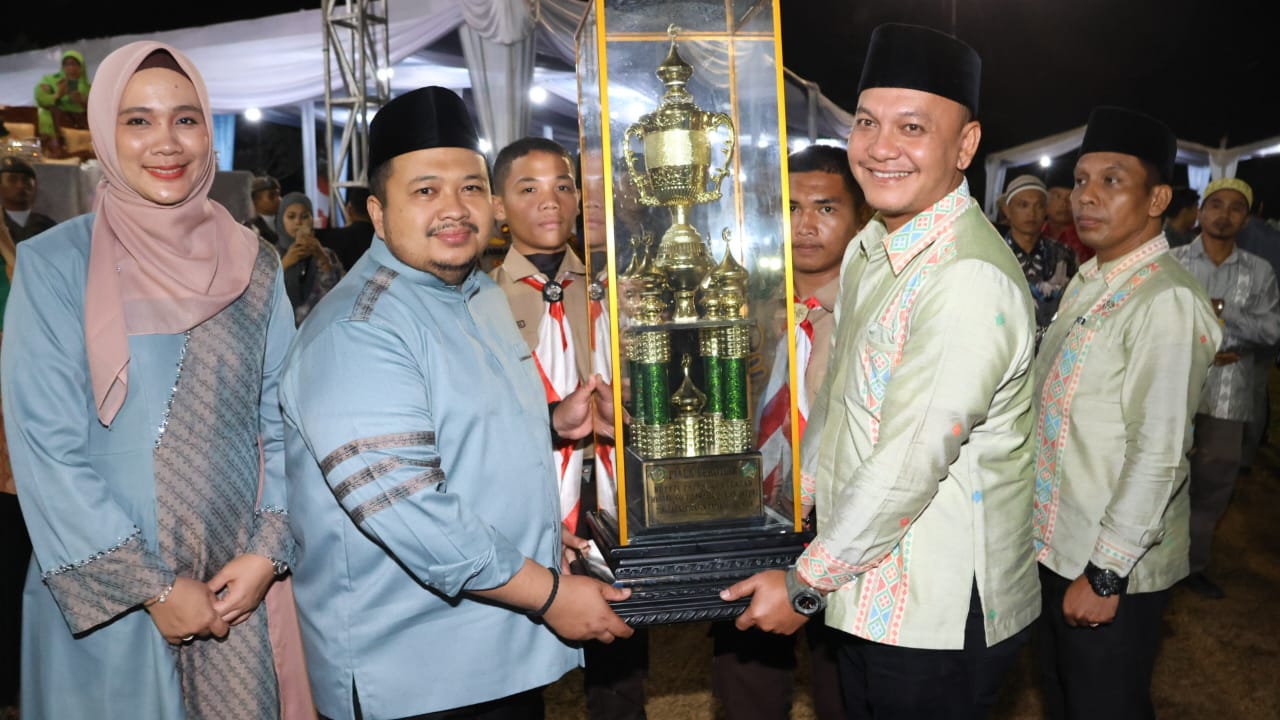 Berita Sore/Birong RT Teks poto: Bupati Tapanuli Selatan Dolly Pasaribu didampingi Ketua TP PKK, Ny Rosalina Dolly Pasaribu sedang menyerahkan piala penghargaan kepada juara umum MTQ ke-56 tingkat Tapsel, Minggu (28/4/2024) malam.
