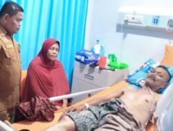 Disdik Batubara Jenguk Ketum PLD Dirumah Sakit