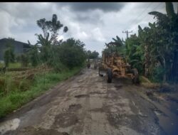 Atas Dorongan Bupati Tapsel, Warga Bangun Jalan Provinsi di Arse Secara Swadaya