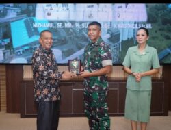 Bupati Asahan Serahkan Plakat Kepada Danrem 022/Pantai Timur