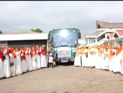 Bupati Tapsel Berangkatkan Jamaah BKMT ke Sumut