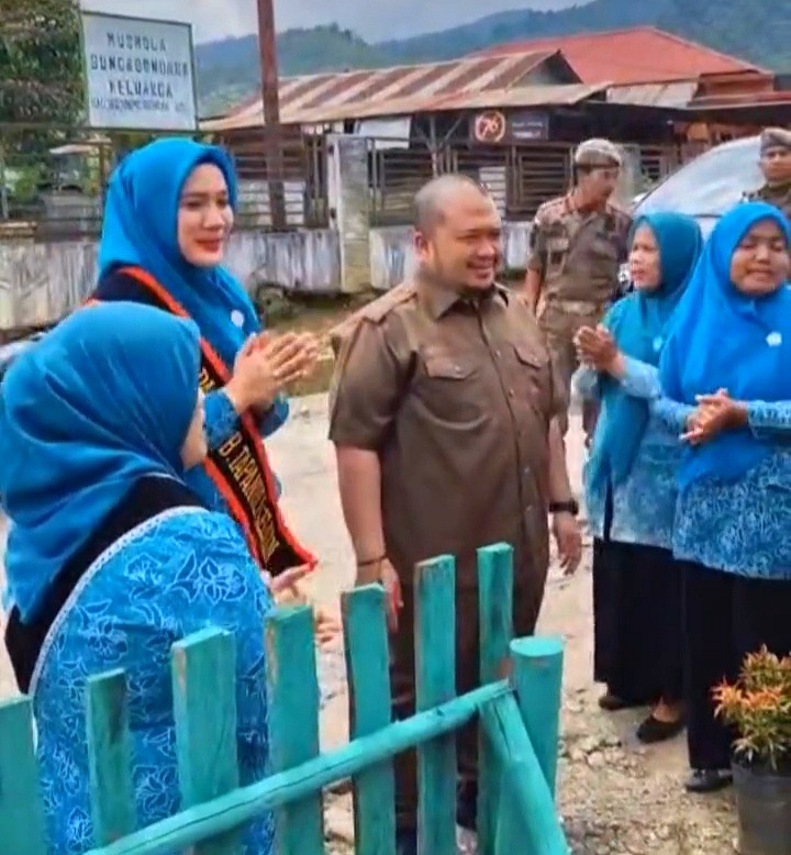 Berita Sore/Birong RT Teks poto: Bupati Tapsel Dolly Pasaribu didampingi Ketua TP PKK Ny Rosalina Dolly Pasaribu saat mengunjungi desa Pinagar Kec. Arse, Selasa (2/4/2024).