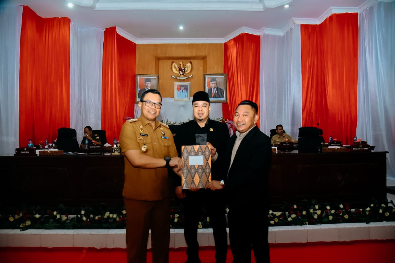Berita Sore/alirsyah Batubara Nizhamul memberikan tanggapan terhadap rekomendasi LKPJ 2023 pada Rapat Paripurna di Gedung DPRD Jalan Perintis Kemerdekaan Kelurahan Limapuluh Kota, Kecamatan Limapuluh Senin (6/5/2023). 