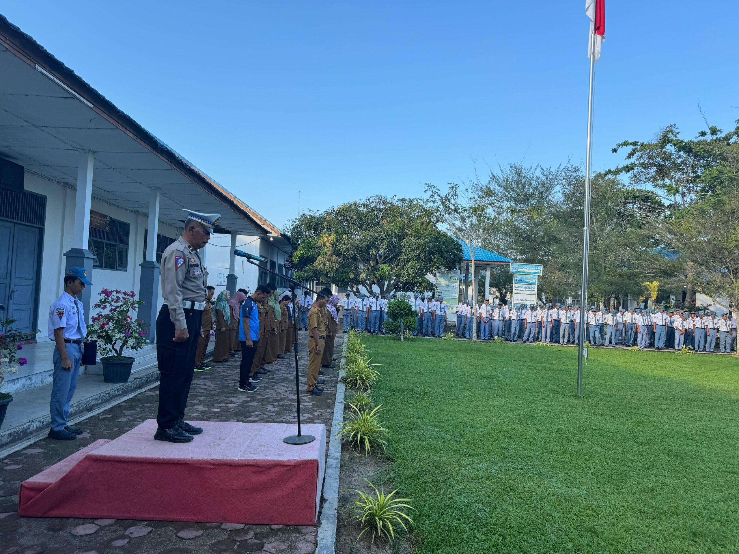 Kasat Lantas Polres Batu Bara AKP HW Siahaan menggelar sosialisasi Police Goes To School di SMK Negeri 1 Kecamatan Air Putih Senin (6/5-2024).beritasore/alirsyah.