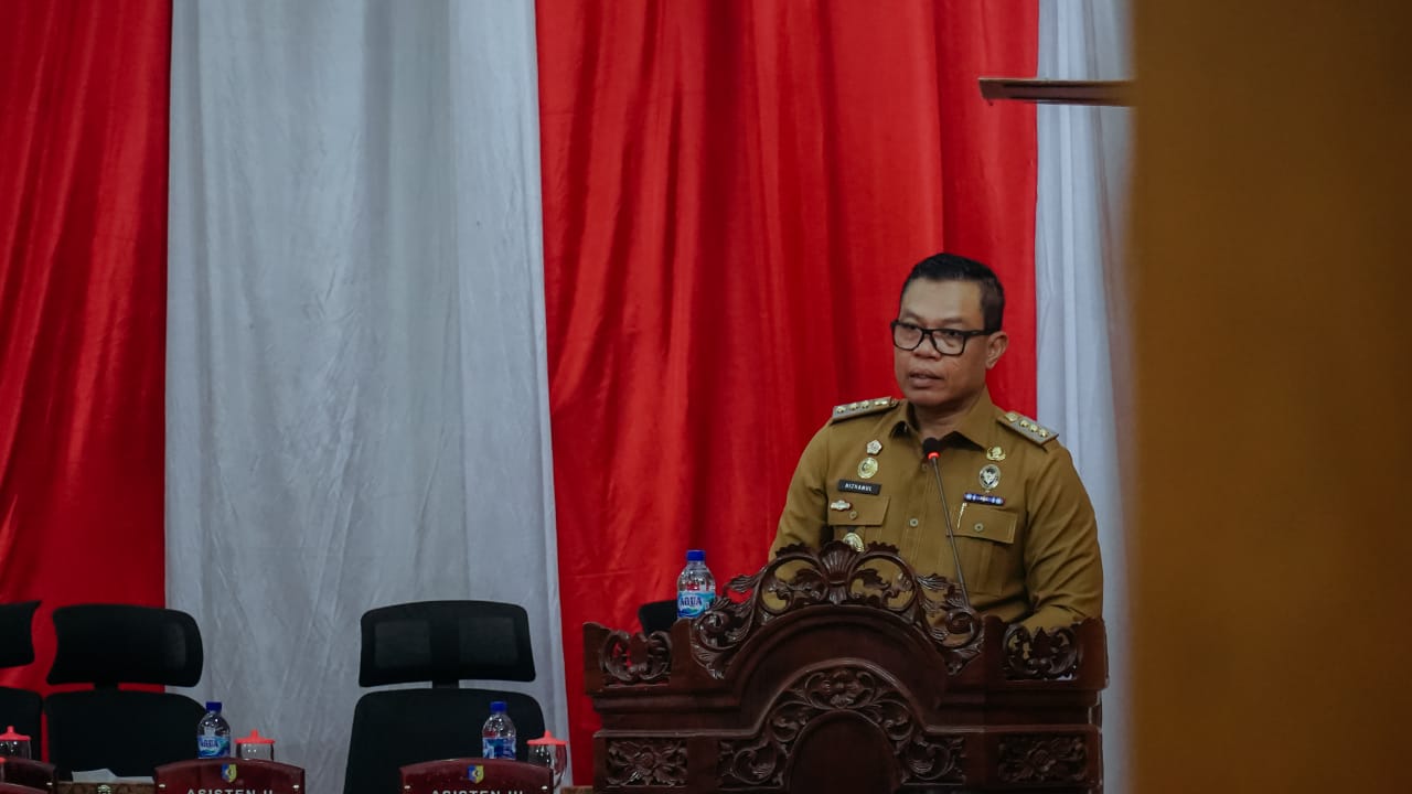 Pejabat (Pj) Bupati Batu Bara Nizhamul S.E, M.M., sampaikan dua Rancangan Peraturan Daerah (Ranperda) pada sidang rapat Paripurna DPRD diruang Paripurna DPRD Batu Bara di Kelurahan Limapuluh Kota, Kecamatan Limapuluh Selasa (07/05/2024).beritasore/alirsyah