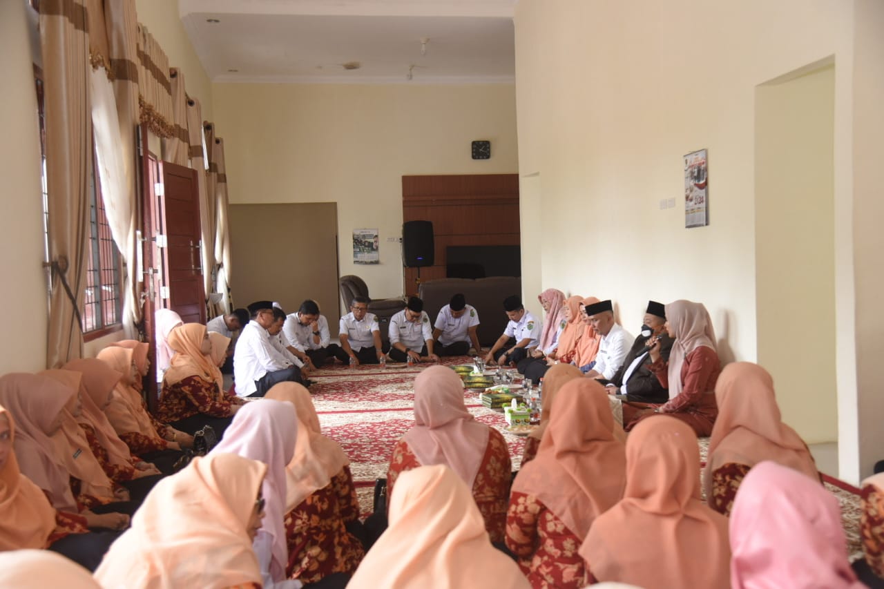 Berita Sore/Birong RT Teks poto: Bupati Tapanuli Selatan Dolly Pasaribu saat mangppa-upa calon Jemaah Haji (Calhaj) Sekretariat Daerah Kab.Tapanuli Selatan, Rabu (8/5/2024).