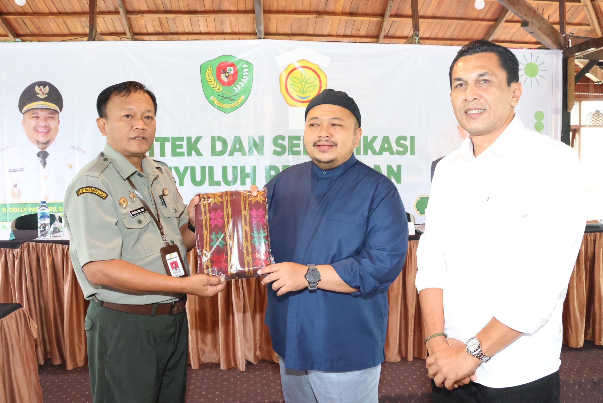 Berita Sore/Birong RT Teks poto: Bupati Tapanuli Selatan Dolly Pasaribu saat membuka Bimtek dan sertifikasi bagi penyuluh pertanian Kab.Tapanuli Selatan di Desa Aek Sabaon, Kec. Marancar, Kamis (9/5/2024).