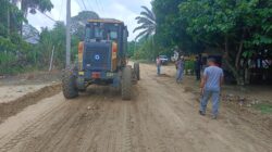 Manajemen PT SRL menerjunkan dua alat berat untuk membantu perbaikan jalan sepanjang 10 km di Desa Kosik Putih. (Berita/Ist)
