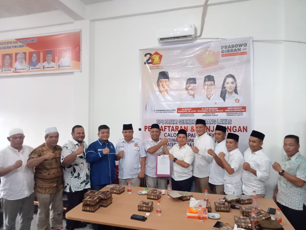 Keterangan Gambar: Pasangan balon bupati/wakil bupati Palas Putra Mahkota Alam Hasibuan SE-Achmad Fauzan Nasution mendaftar ke Partai Gerindra Palas, Minggu (12/5) (Berita/Muhammad Satio)