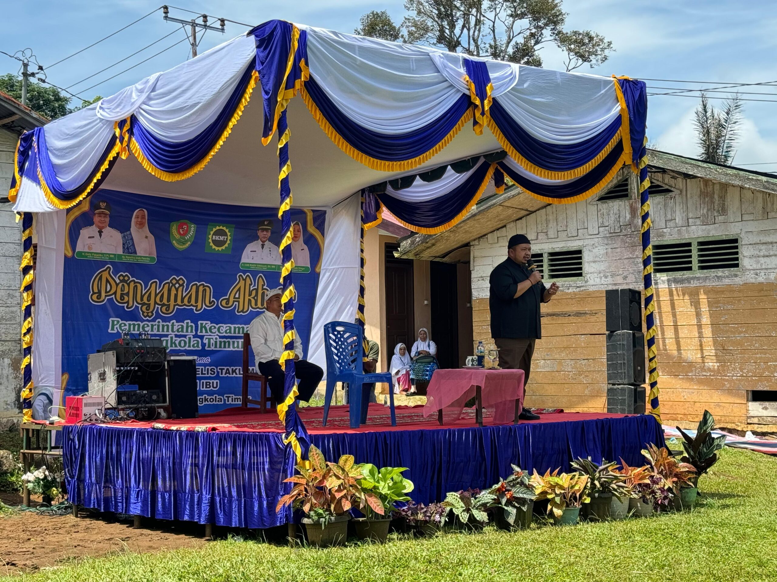 Berita Sore/Birong RT Teks poto: Bupati Tapanuli Selatan Dolly Pasaribu saat menghadiri pengajian BKMT di Desa Pargarutan Dolok, Kec. Angkola Timur, Minggu (12/5/2024).