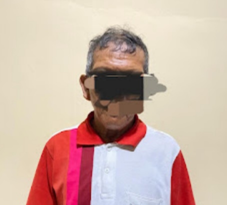 Teks fhoto: M (71) yang sudah bau tanah warga Seibalai Kabupaten Batu Bara di tangkap Tim Unit Perlindungan Perempuan dan Anak (PPA) Satreskrim Polres Batu Bara di duga setubuhi anak dibawah umur Selasa (14/5-2024).beritasore/alirsyah
