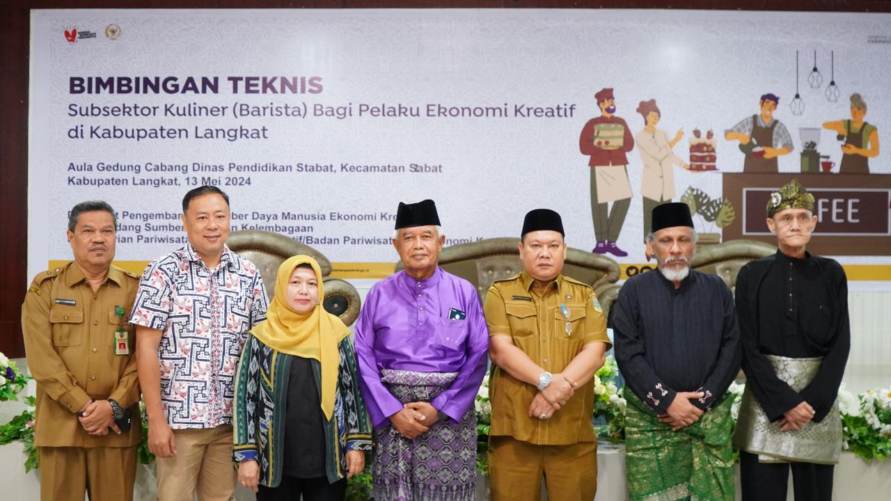 Teks Foto/Beritasore/ist   Staff Ahli bidang SDM, Sosial, dan Kemasyarakatan H. Sujarno, S.Sos., M.Si pada kegiatan acara Barista Bagi Pelaku Ekonomi Kreatif di Kabupaten Langkat, Senin (13/05/2024) pagi.